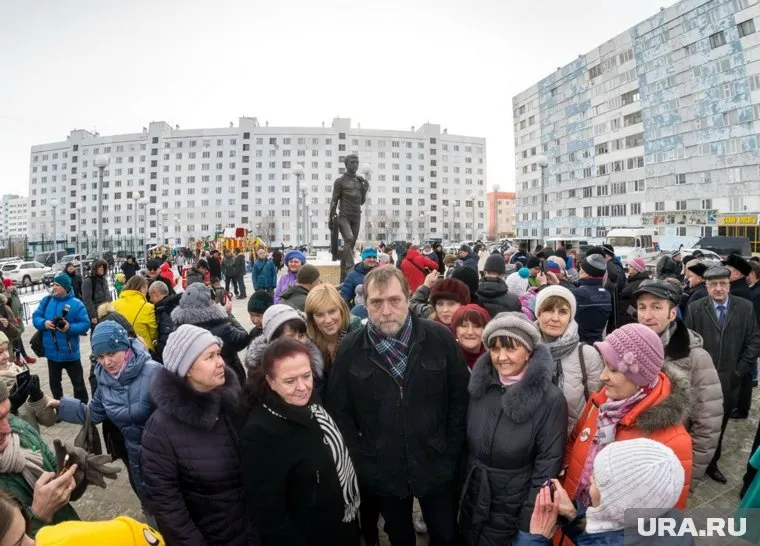 Бронзовый Владимир Высоцкий появился в Новом Уренгое