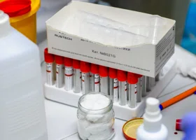 В Новом Уренгое лаборант нашел способ брать кровь у детей без слез с помощью спектаклей