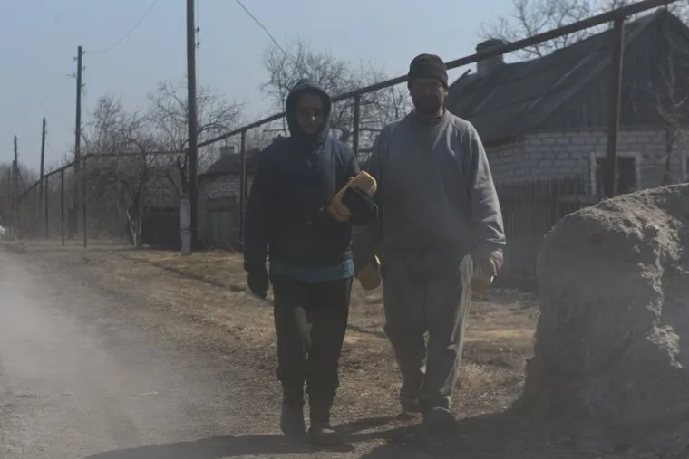 Волонтер развозит еду и воду по селам.  ДНР