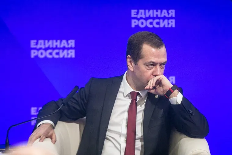 Совместное заседание высшего и генерального совета Единой России, ВДНХ. Москва, медведев дмитрий, задумался