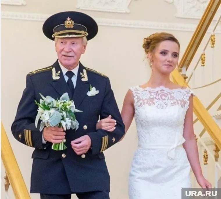 Пожилой актер заявил, что счастлив в браке с молодой супругой