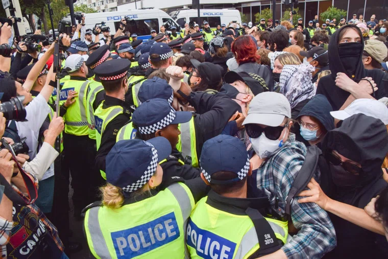 Полиция в Лондоне расставляет новые кордоны в центре, стремясь разделить на части толпу участников масштабной акции правы