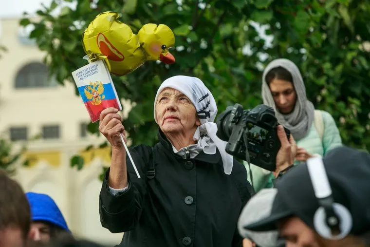 Акция "Прогулка по Тверской"сторонников Алексея Навального во всероссийский день протеста. Москва, конституция рф, митинг, прогулки по тверской, навальнинг, уточка правды