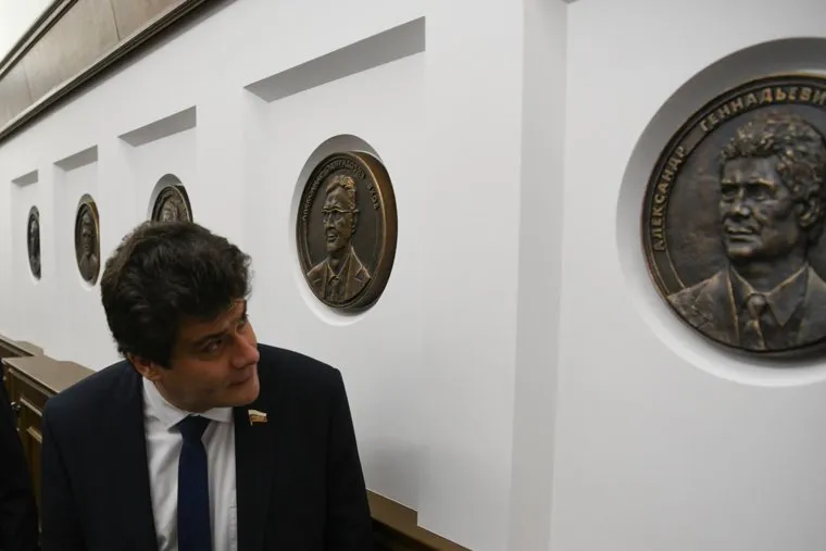 Открытие барельефов двух глав Екатеринбурга - Евгения Ройзмана и Александра Высокинского - в мэрии. Екатеринбург 