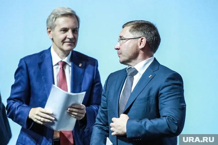 Владимир Якушев (справа) продемонстрировал единороссам, как нужно говорить с избирателями