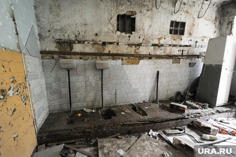 До ремонта туалет поселковой школы представлял из себя дырки в полу (фото из архива)