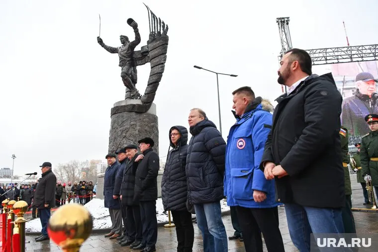 Скульптуру открыли с оркестром и выступлениями топ-политиков