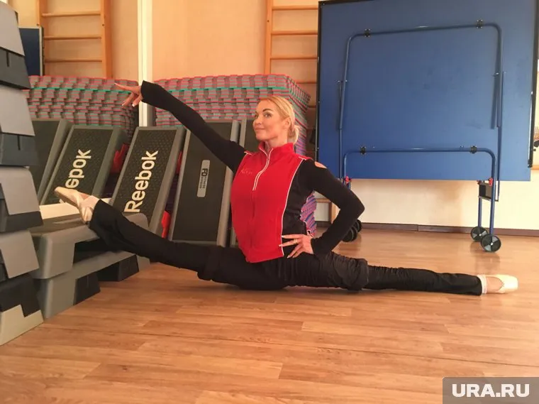 Балерина регулярно выкладывает в соцсети свои снимки на шпагате