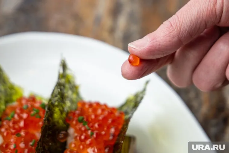 Икра в РФ подорожала из-за высокого спроса среди населения, заявил губернатор Солодов