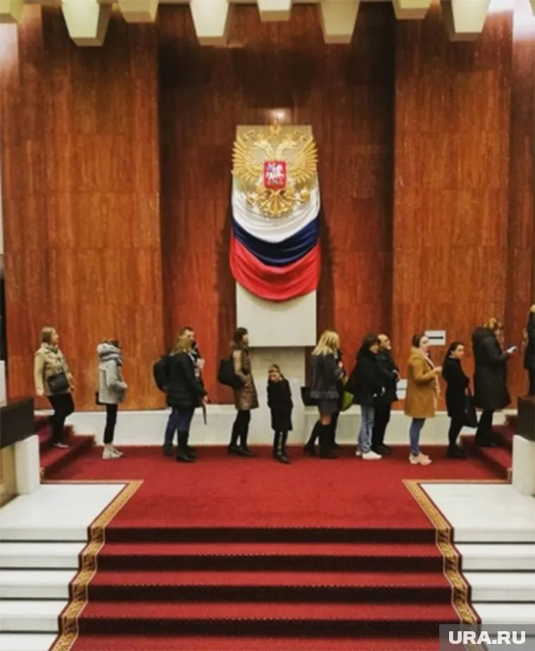 Многометровая очередь из голосующих была вчера в российском посольстве во Франции