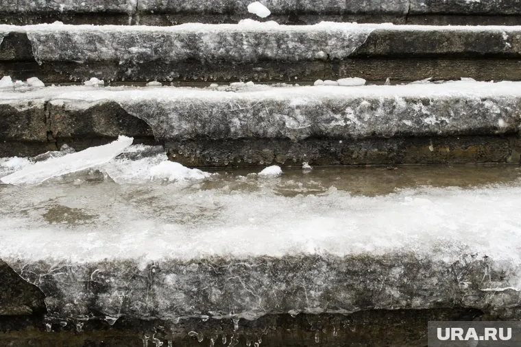 Мужчина упал из-за неочищенной наледи