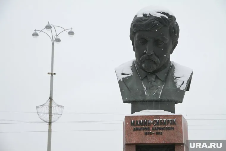 С советских времен мы знаем, что Мамин-Сибиряк - один их двух литературных гениев Урала. Второй - Бажов (его бюст стоит чуть поодаль)