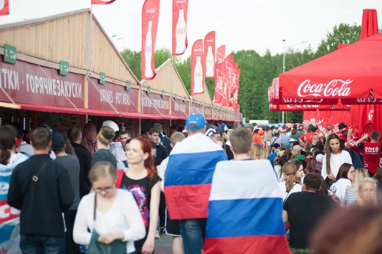 Фан-зона ЦПКиО. Трансляция матча чемпионата мира по футболу между сборной России и сборной Уругвая. Екатеринбург , фудкорт, чм-2018, fifa world cup, фан зона