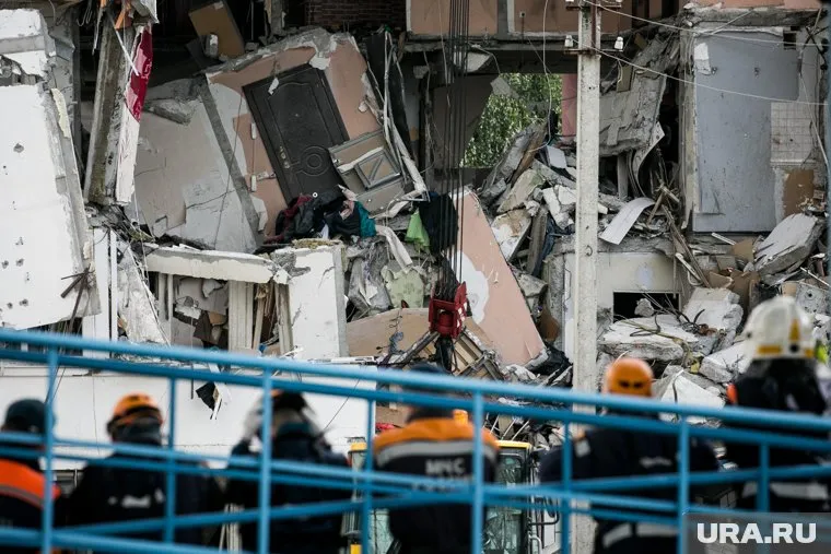 На месте происшествия работают спасатели