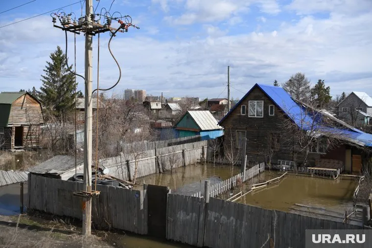Дом курганской семьи могло затопить до начала страхового случая