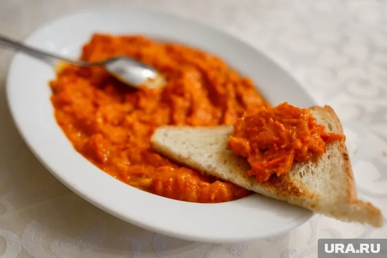 Украинцам предложили заменить икру черную на красную