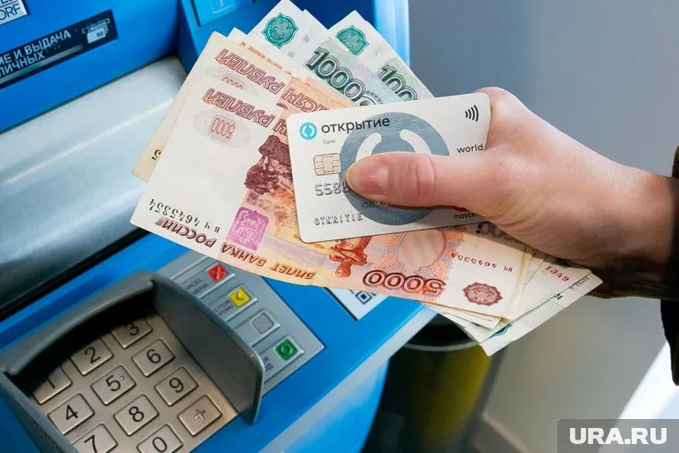 Мошенники убедили врача из Екатеринбурга отдать им 7,5 млн рублей