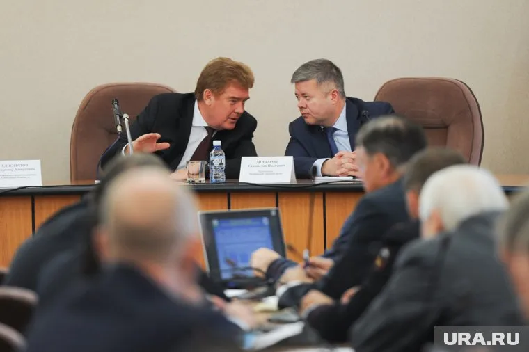 Владимиру Елистратову (слева) не дали комфортно уйти от ответов на острые вопросы