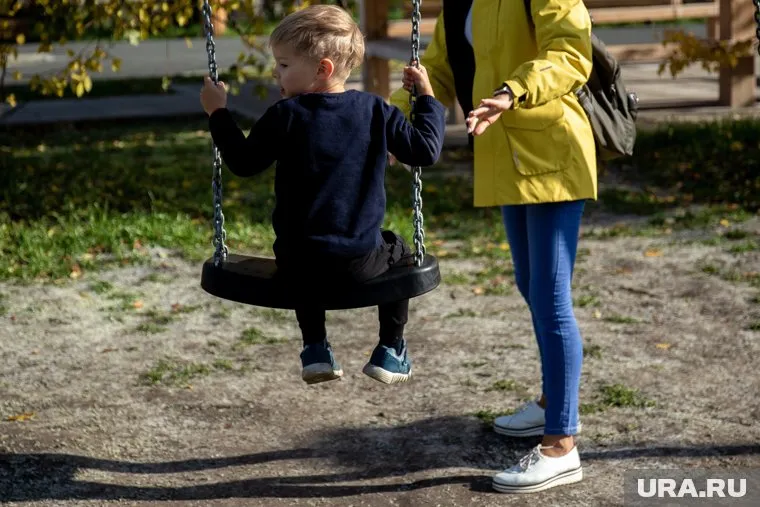 Ежемесячные выплаты по уходу за ребенком отменят с 1 января 2020 года