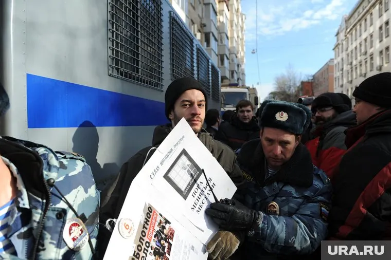В оппозиционных кругах закону сразу дали альтернативное название “Больше трёх - не собираться!”