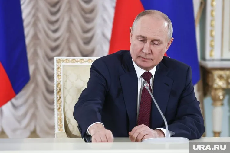 Сотрудники ЦИК зафиксировали в 16:41 время подачи документов Путина