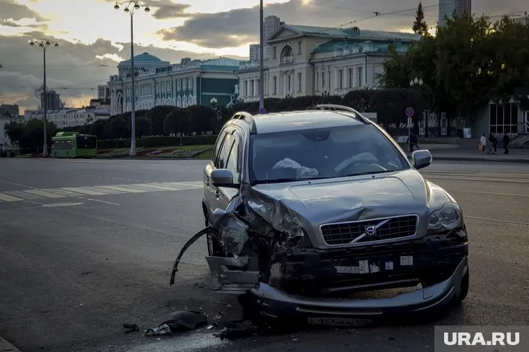 На месте аварии работают сотрудники ГИБДД