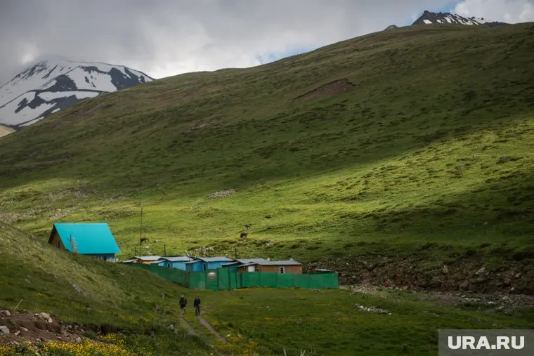 МЧС спустили раненую туристку с перевала Караджаш в Карачаево-Черкессии 