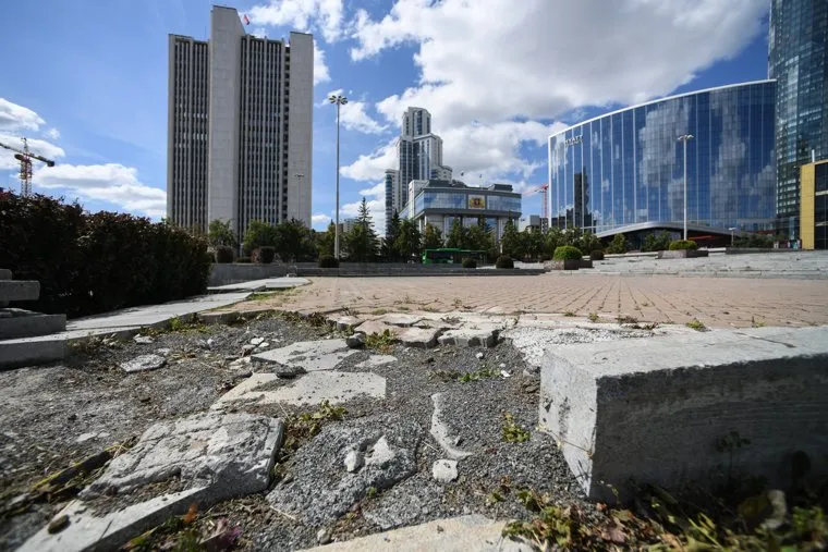 Набережная Рабочей молодежи и Октябрьская площадь. Екатеринбург