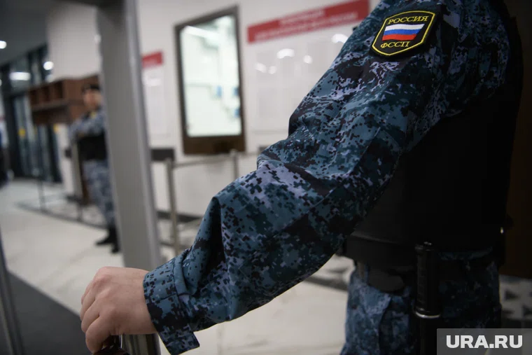 Пристав не дал пенсионерке пронести опасный предмет в здание суда