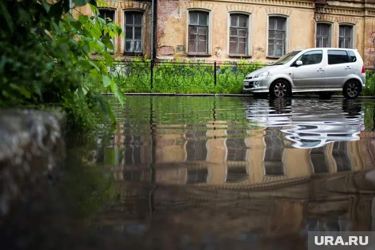 В Тюмени прорвало трубопровод, вода затопила улицу (архивное фото)