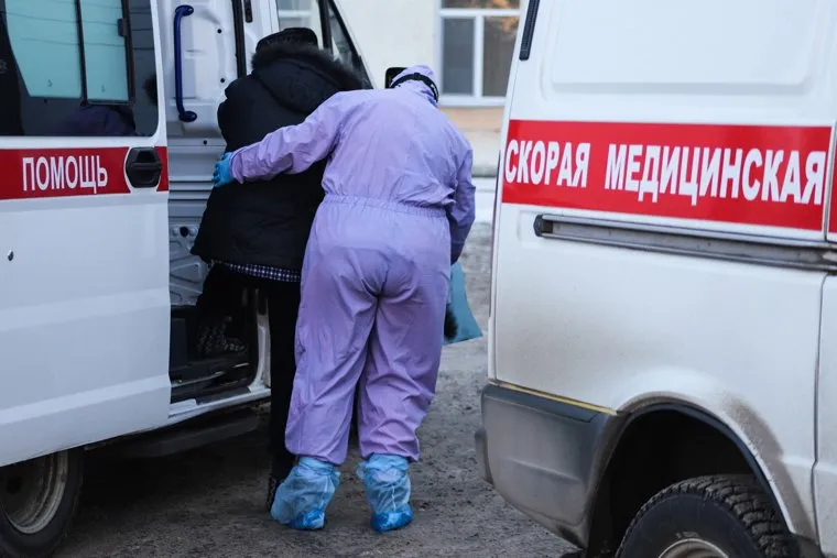 Работа фельдшеров скорой помощи в условиях коронавирусной инфекции на территории городской больницы №2. Курган