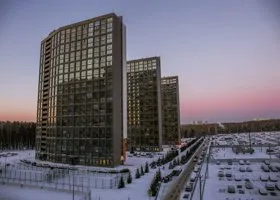 Жильцов 10-этажки в Екатеринбурге срочно вывели на улицу
