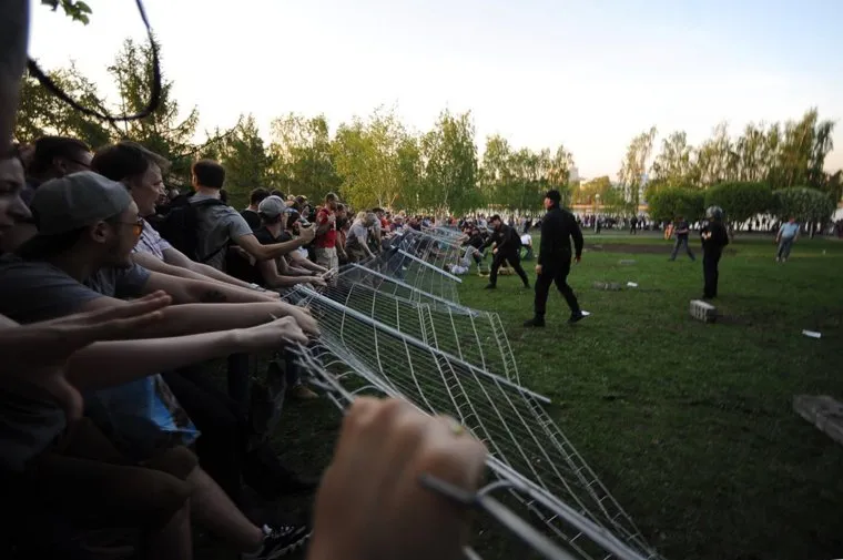 Протест против строительства храма святой Екатерины в сквере около драмтеатра. Екатеринбург