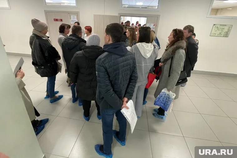 Горожане вынуждены стоять в очереди, чтобы записать детей в лагеря (архивное фото)