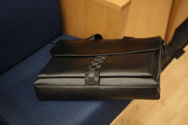 Чиновник, бизнесмен, портфель. Москва