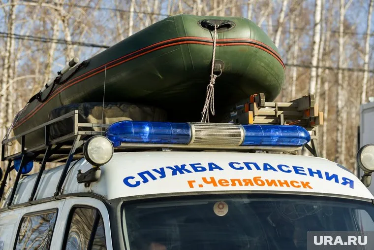 Достать тело полицейским помогли спасатели