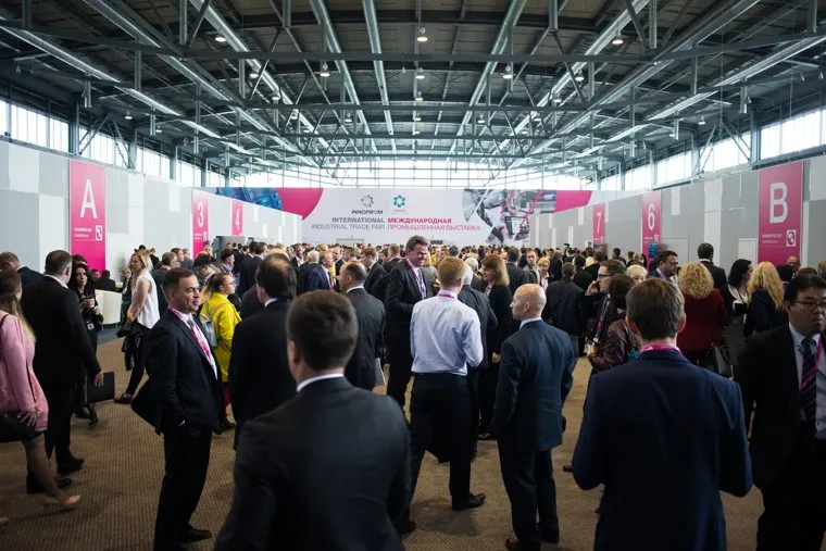 ИННОПРОМ-2017. Второй день международной выставки. Екатеринбург, толпа, иннопром, люди, выставка