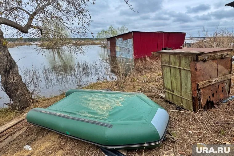 Курганцы ловят рыбу на удочку в своих огородах и садах в Звериноголовском округе