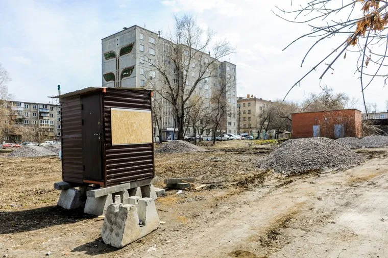 Пустырь на улице Труда, где будет автопарковка. Челябинск