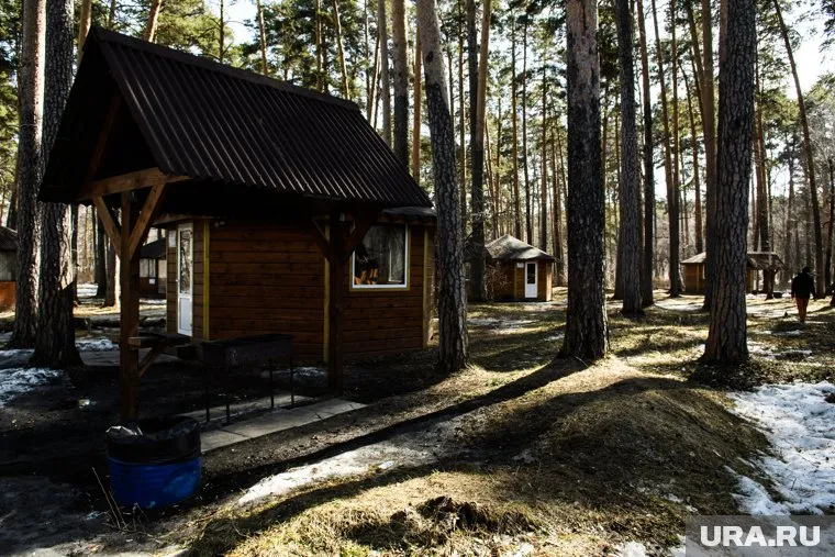 База отдыха расположена на берегу реки Чусовой, рядом с железнодорожной станцией (архивное фото)