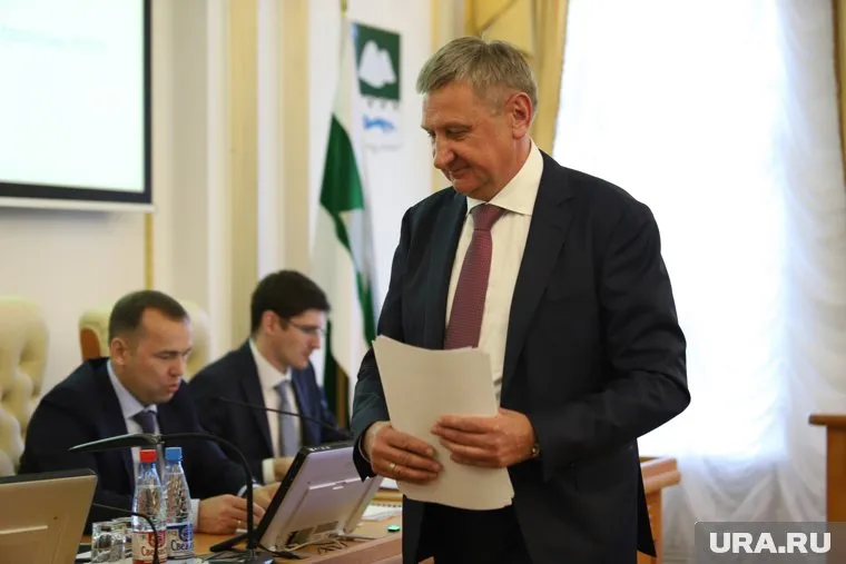 Сергей Муратов (на фото стоит) не хочет задавать премьеру Мишустину вопрос, навязанный зауральскими властями