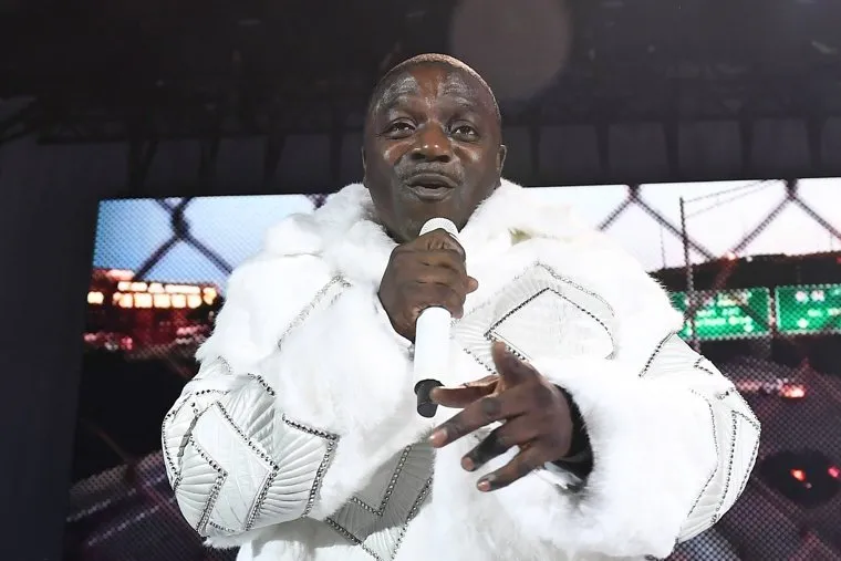 Охранник после избиения на концерте в Сочи требует от Akonа 10 миллионов рублей