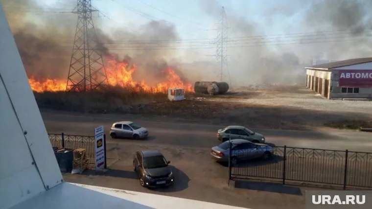 Огонь быстро распространяется благодаря ветру