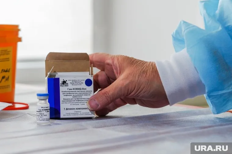 Первыми вакцину от коронавируса получат медики, работающие в «красных зонах»