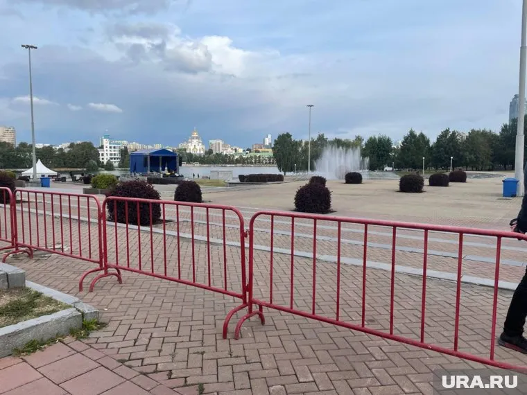 Пространство возле театра драмы огородили