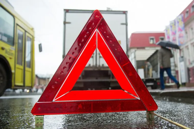 Знак аварийной остановки. Екатеринбург, знак аварийной остановки, дтп