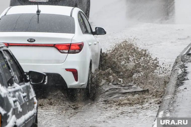 Минимум трое мужчин силой затолкали девушку в белый седан