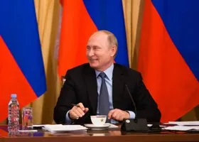 В Екатеринбурге на ТЦ появился огромный баннер с поздравлением Путина