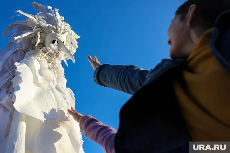 Коллектив из соседнего города позиционирует себя как команду профессиональных мимов, ходулистов, артистов перформанса