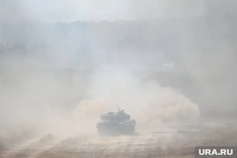 Машины украинских войск химической защиты пускают дымы, чтобы замаскировать выдвижение своих штурмовых колонн